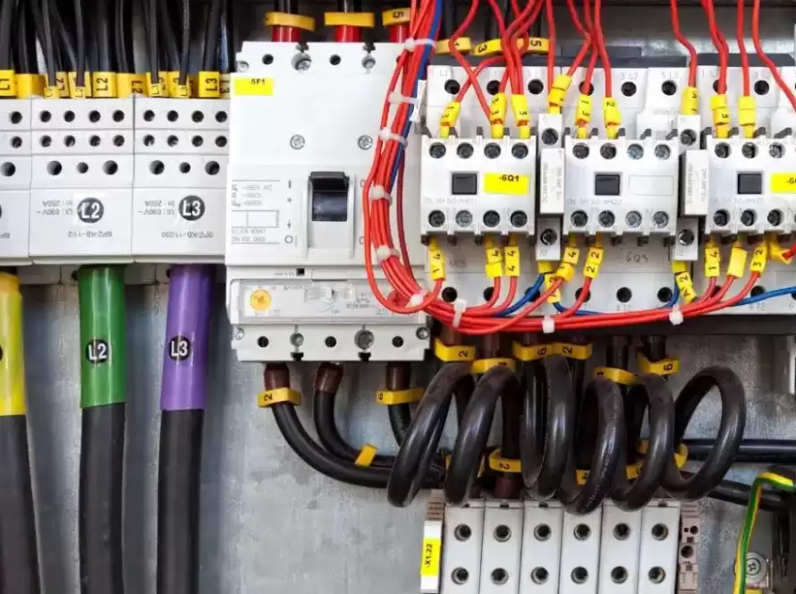 Cableado y conexiones en sistemas de control