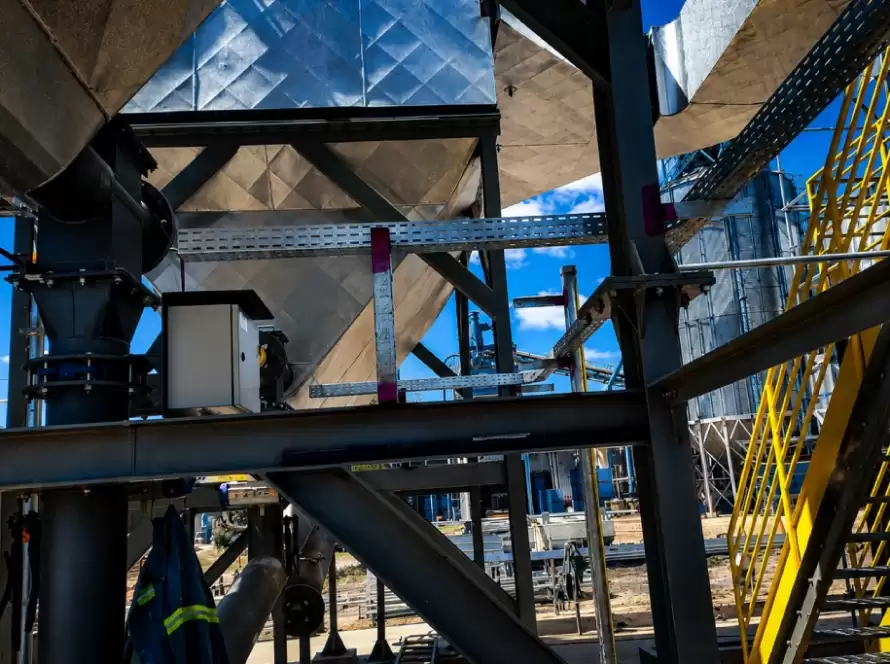 Montaje integral de sistema de dosificación Bühler con instalación de balanzas